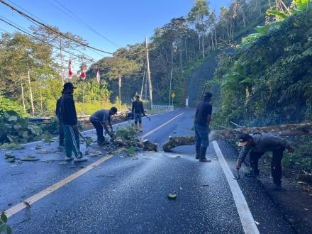 Gotong Royong di Tugu Pahlawan Banjar Dinas Wirabhuwana, Desa Gitgit